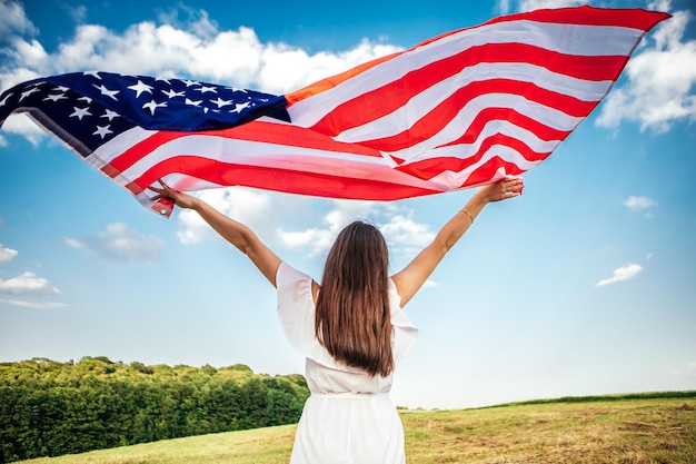 Mujer sostenga la bandera americana