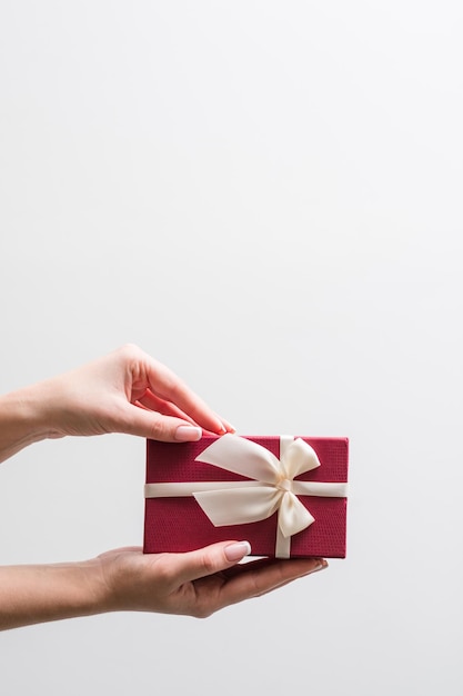 Mujer sostenga caja de regalo roja presente recompensa san valentín