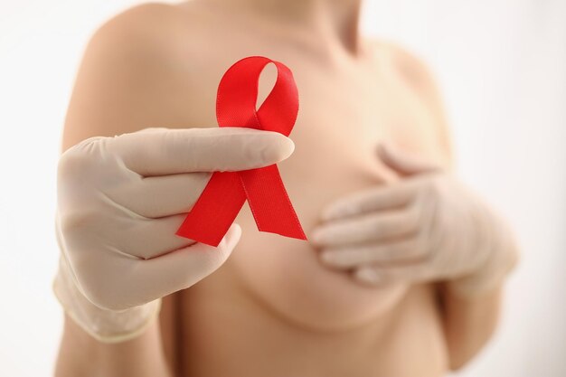 Mujer sostenga cinta roja en la mano use guante lucha mensaje de cáncer de mama para mujer