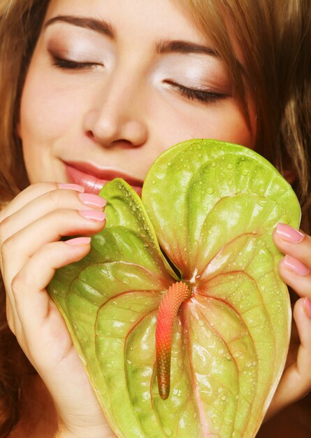 Mujer sosteniendo un Anthurium