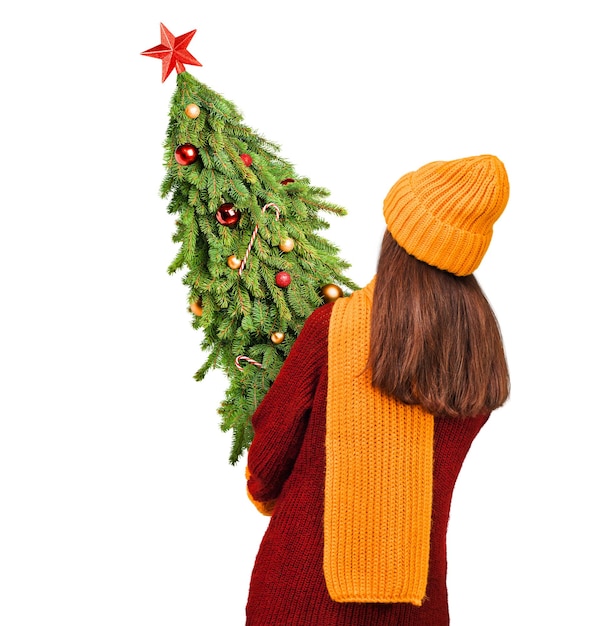 mujer sosteniendo un árbol de Navidad en sus manos en una vista posterior de fondo blanco aislado