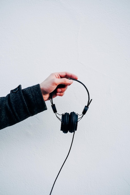 Mujer sosteniendo auriculares