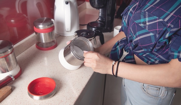 Mujer sosteniendo azúcar en la cocina.