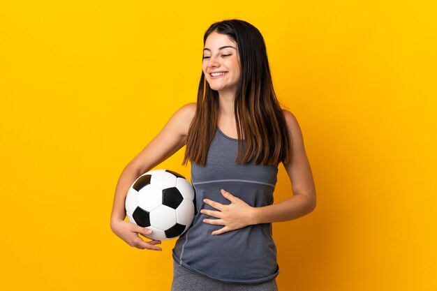 Mujer sosteniendo un balón de fútbol