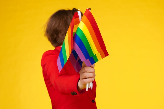 mujer sosteniendo la bandera LGBT