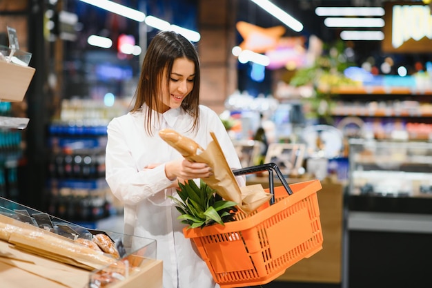 Foto mujer sosteniendo una bolsa de compras de alimentos frescos