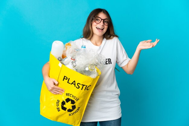 Mujer sosteniendo una bolsa llena de botellas para reciclar aislado