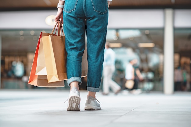 Mujer sosteniendo bolsas de compra venta