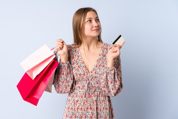 Mujer sosteniendo bolsas de la compra.