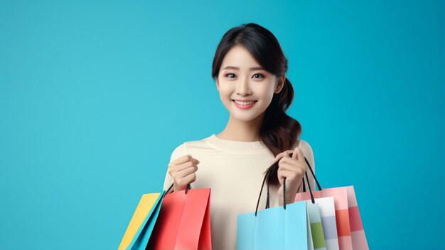 una mujer sosteniendo bolsas de compras y sonriendo frente a un fondo azul.