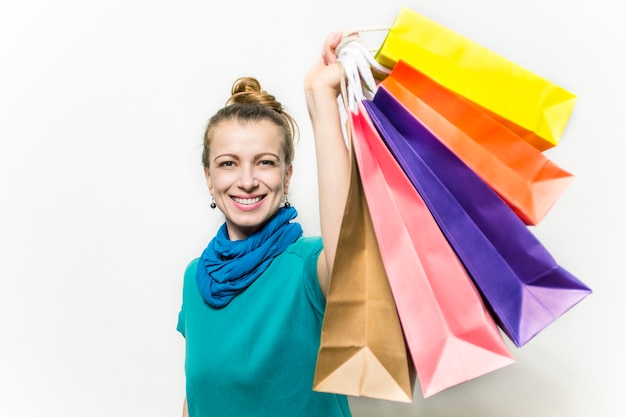 Mujer sosteniendo bolsas de compras