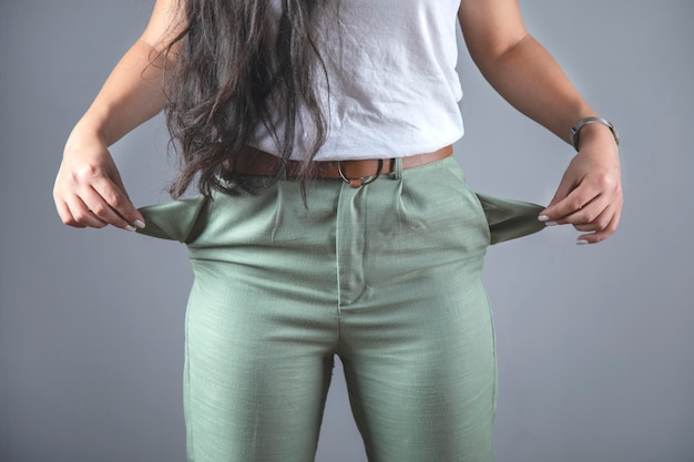 Mujer sosteniendo el bolsillo vacío