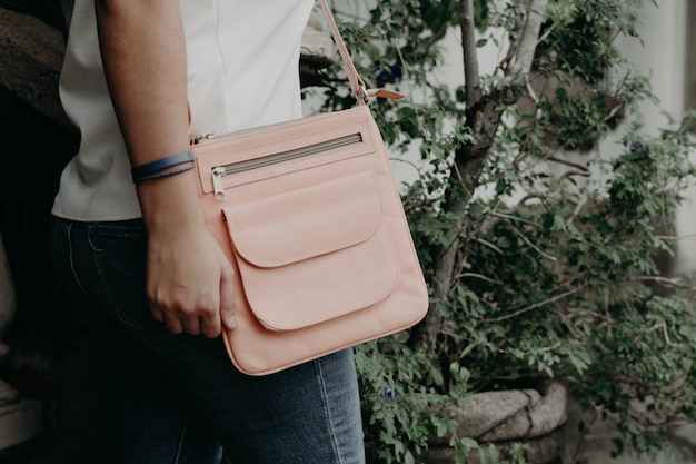 Mujer sosteniendo un bolso, bolso, cartera