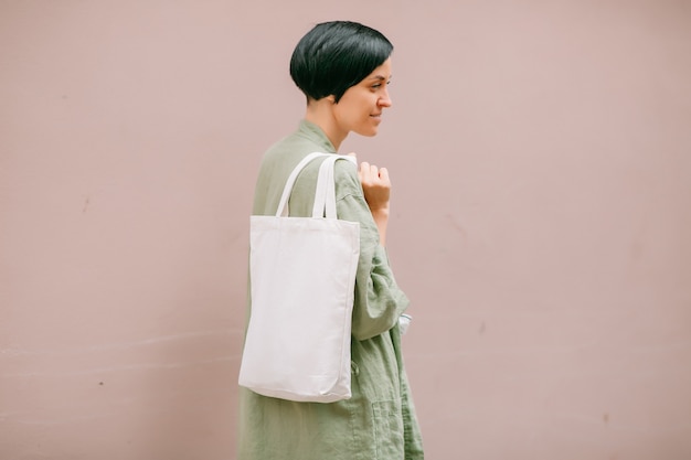 Mujer sosteniendo bolso de lona. Bolsa ecológica reutilizable. Concepto ecológico.