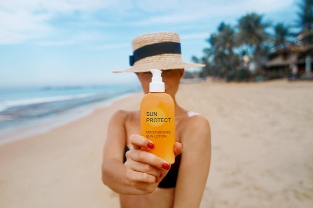 Mujer Sosteniendo Botella Crema Solar Loción Hidratante Cuidado Piel Protector Solar