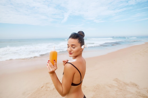 Mujer Sosteniendo Botella Crema Solar Loción Hidratante Cuidado Piel Protector Solar