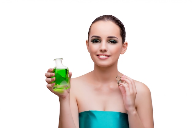 Mujer sosteniendo una botella de perfume verde