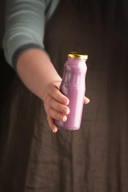 Mujer sosteniendo una botella de yogur en la mano Estilo rústico