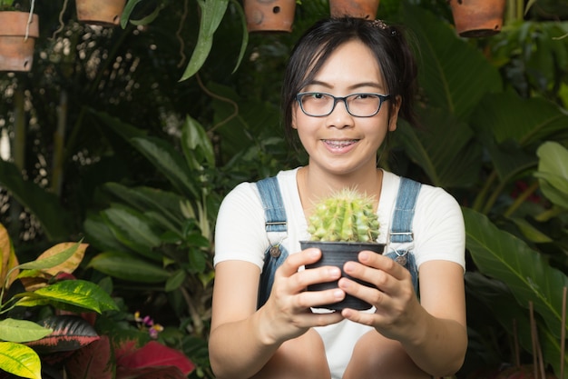 Mujer sosteniendo un cactus