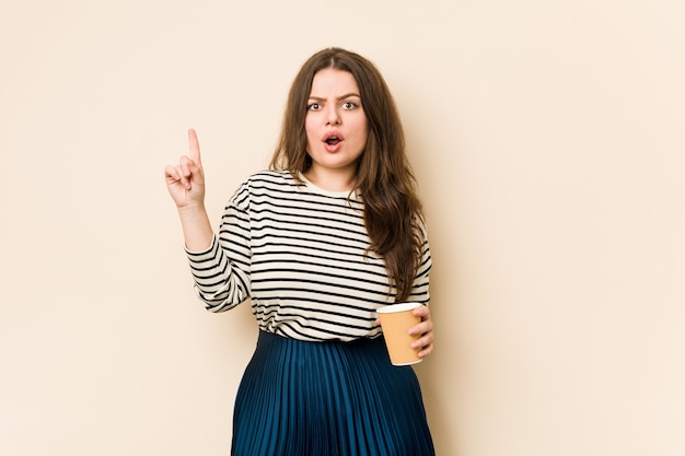 Mujer sosteniendo un café en el estudio