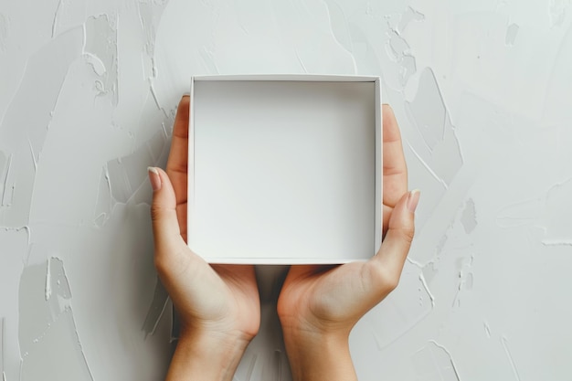 Mujer sosteniendo una caja blanca vacía de cosméticos aislada vista de arriba