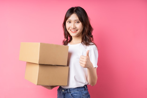 Mujer sosteniendo la caja de carga y sonriendo felizmente