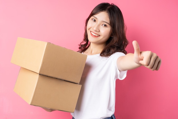 Mujer sosteniendo la caja de carga y sonriendo felizmente