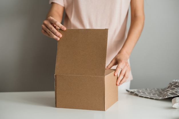 Foto mujer sosteniendo una caja de cartón