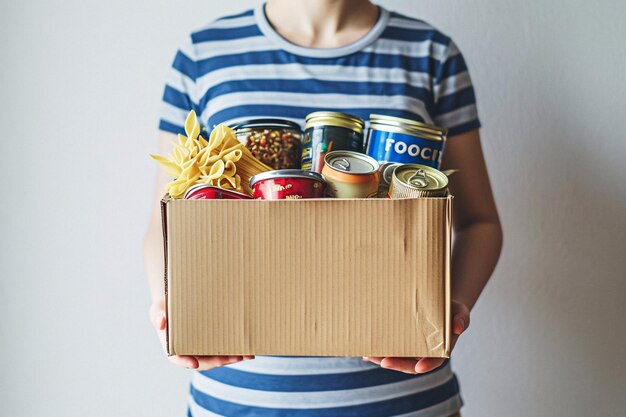 Una mujer sosteniendo una caja de comida IA generativa