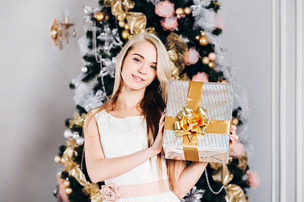 Mujer sosteniendo caja de regalo el día de Navidad