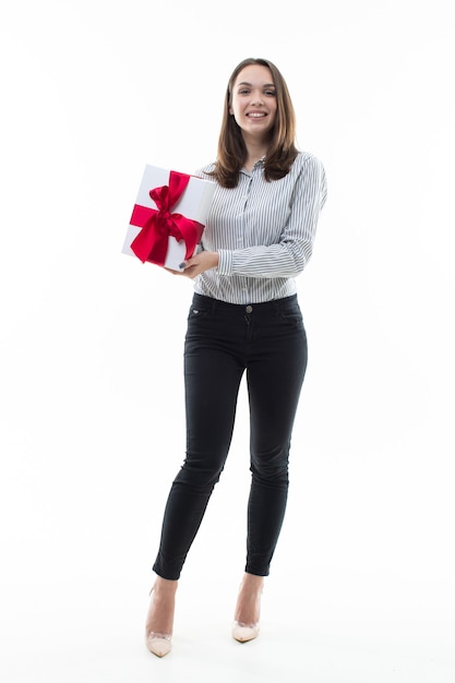 Mujer sosteniendo una caja de regalo envuelta con cinta aislada