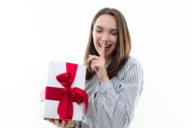 Foto mujer sosteniendo una caja de regalo envuelta con cinta aislada