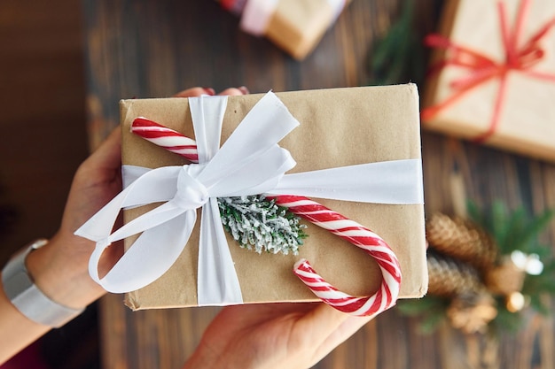 Mujer sosteniendo caja de regalo Fondo de Navidad con decoración navideña