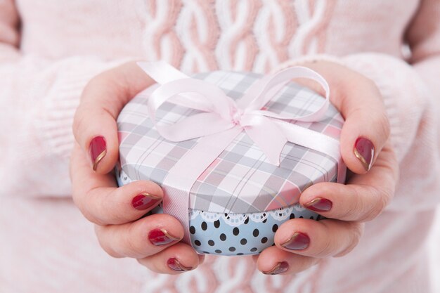 Mujer sosteniendo caja de regalo de Navidad