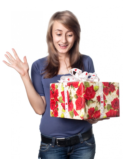 Mujer sosteniendo una caja de regalo