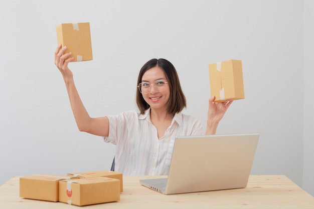 Mujer sosteniendo cajas de cartón en sus manos