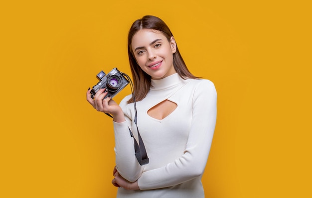 Mujer sosteniendo cámara fotografiando niña alegría hacer fotografía tomando concepto Chica usando una cámara foto Fotógrafo cámara foto Chica con cámaras