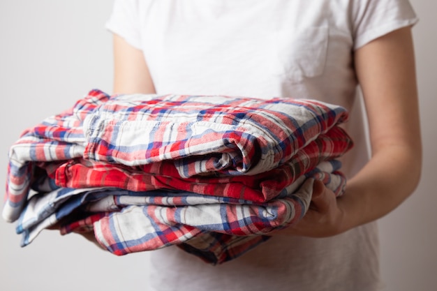 Mujer sosteniendo una camisa a cuadros