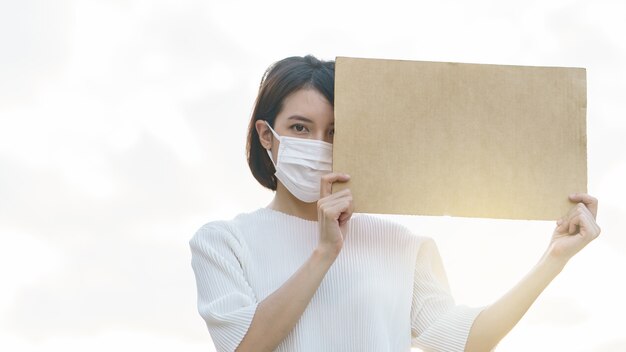 Mujer sosteniendo un cartel de cartón en una protesta