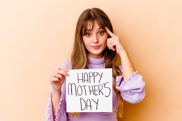 mujer sosteniendo un cartel feliz día de la madre