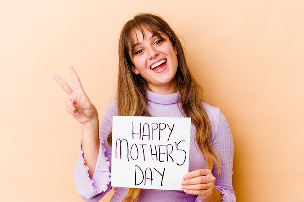 mujer sosteniendo un cartel feliz día de la madre