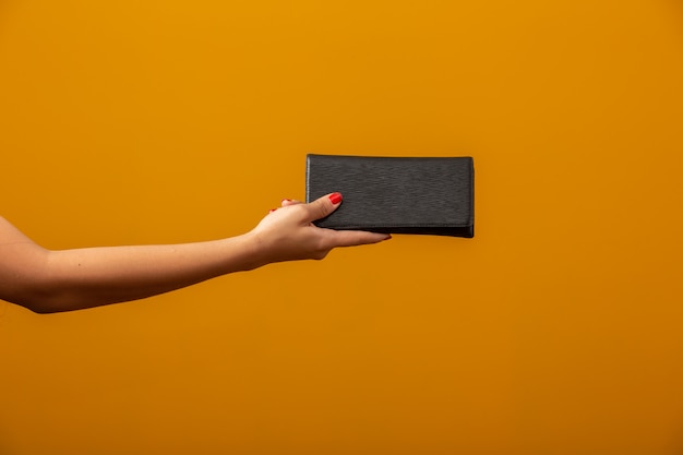 Foto mujer sosteniendo cartera femenina