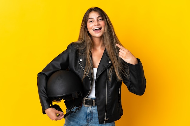 Mujer sosteniendo un casco de moto negro