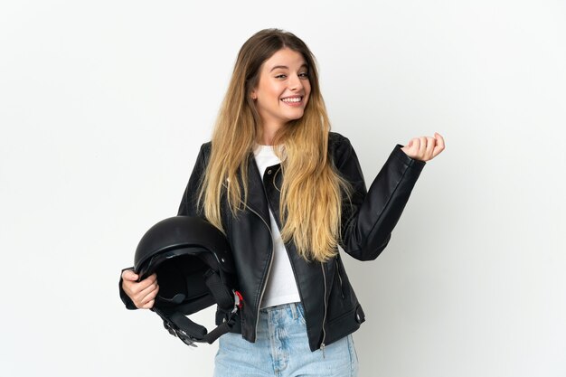 Mujer sosteniendo un casco de moto posando aislado contra la pared en blanco