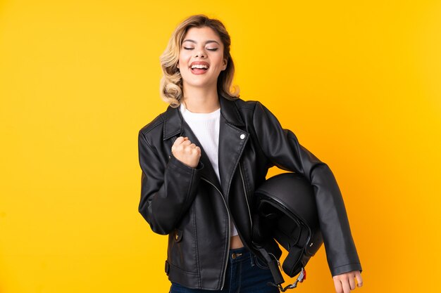 Mujer sosteniendo un casco de moto