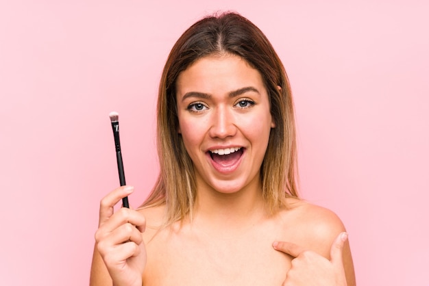 Mujer sosteniendo un cepillo de ojos en estudio