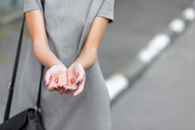 Mujer sosteniendo chicles sin azúcar en sus palmas