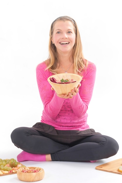 Mujer sosteniendo comida sana vegana cruda. Cuenco de bambú de concepto de alimentos crudos