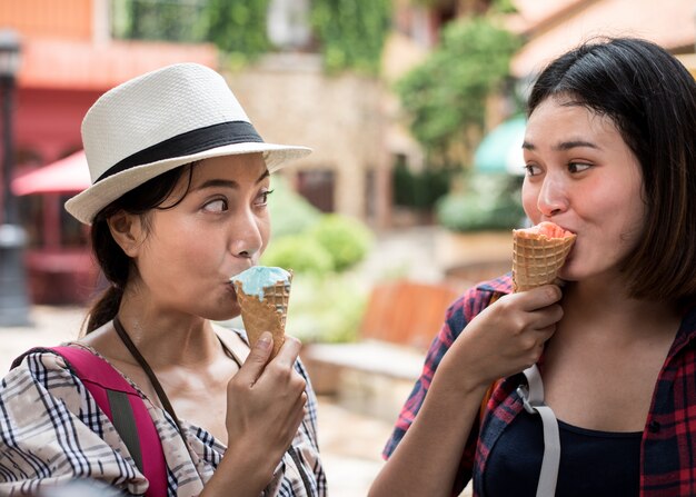 Mujer sosteniendo y comiendo helado en verano