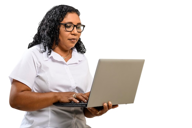 mujer sosteniendo una computadora portátil mientras escribe en el teclado